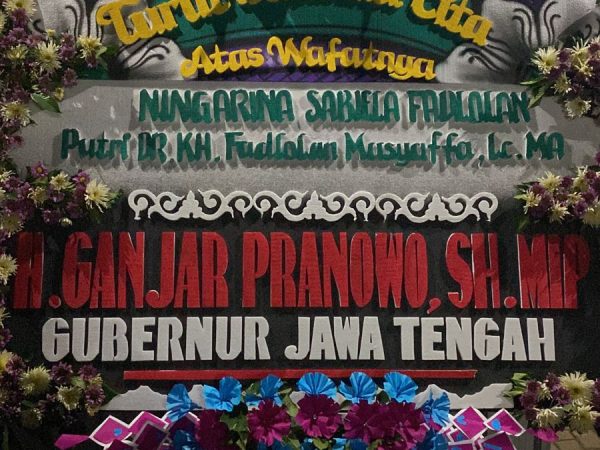 Karangan Bunga Ucapan Belasungkawa Ning Arina Sabiela Fadlolan Memenuhi Jalanan Masuk Menuju Pondok Pesantren Fadhlul Fadhlan Semarang