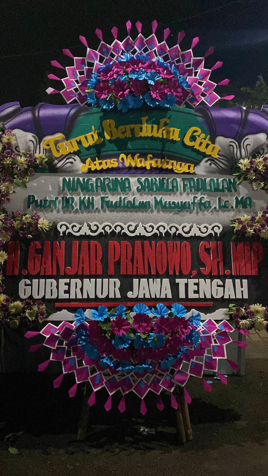 Karangan Bunga Ucapan Belasungkawa Ning Arina Sabiela Fadlolan Memenuhi Jalanan Masuk Menuju Pondok Pesantren Fadhlul Fadhlan Semarang