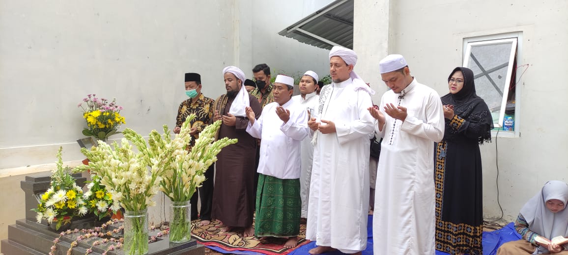 Mudir (Pengasuh) Darul Hadits Yaman Syaikh Yaser Salem Abd. Al-Suhairi Beserta Rombongan Takziah dan Silaturrahmi di Ndalem Kediaman Pengasuh Pesantren Fadhlul Fadhlan Semarang