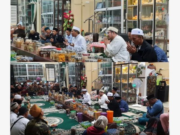 Rombongan jamaah pengajian Abwabul Faraj, asuhan KH. Nur Halim Memulai Ziarah dari Makam Al-Syahidah Ning Arina Sabiela Fadlolan, di belakang masjid Raudhatul Jannah Pesantren Fadhlul Fadhlan (Pesantren Bilingual Berbasis Karakter Salaf) Semarang
