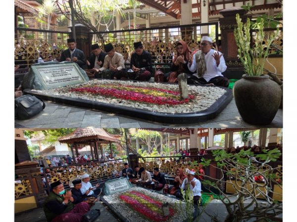15 Bus Santri Pesantren Fadhlul Fadhlan Ziarah Walisongo diawali Tabarrukan dari Makam Hadrotus Syekh Hasyim Asyari dan Gus Dur