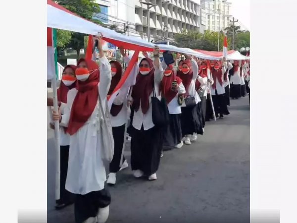 Peringati Hari Pahlawan, Santri Pondok Pesantren Fadhlul Fadhlan Hadiri Acara Kirab Merah Putih.