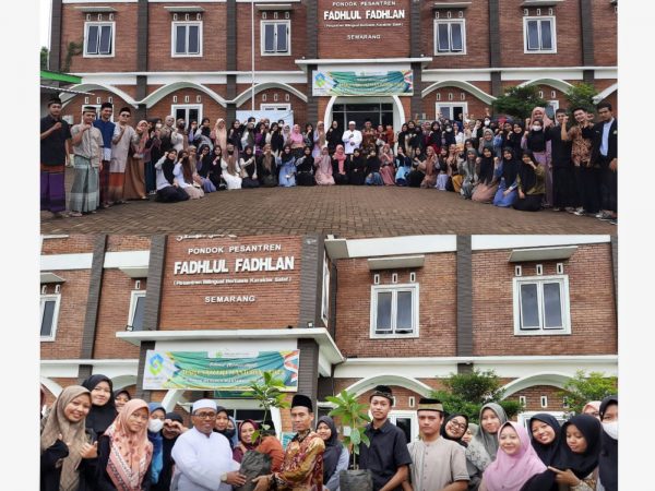 150 MAHASISWA UNNES  NYANTRI KILAT DI PPFF