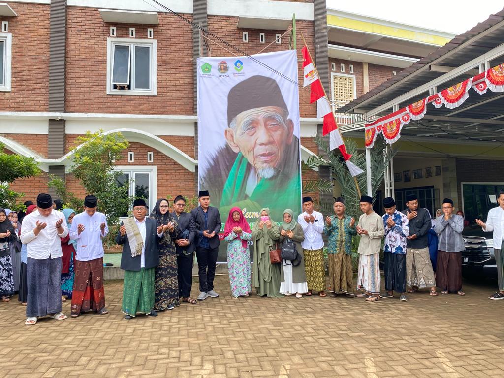 Ratusan Santri Melepas Keberangkatan Umroh Dr. KH. Fadlolan Musyaffa', Lc., MA dan Keluarga