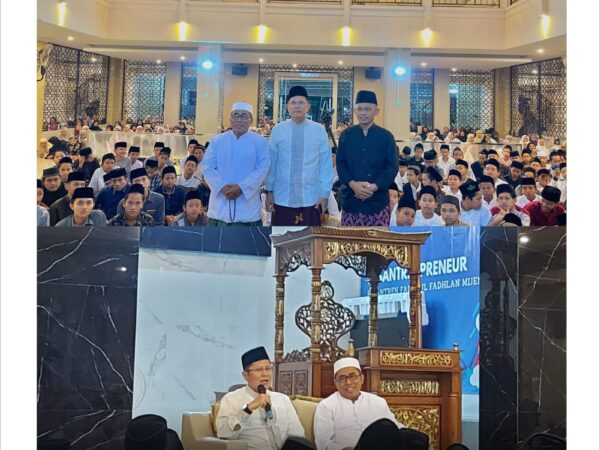 Santri Yang Nyantri Di Pesantren Fadhlul Fadhlan Adalah Orang Yang Hebat."* Ucap KH Muhammad Cholil Nafis, Lc., MA., Ph.D Dalam Muhadhoroh Ammah di Pondok Pesantren Fadhlul Fadhlan Semarang