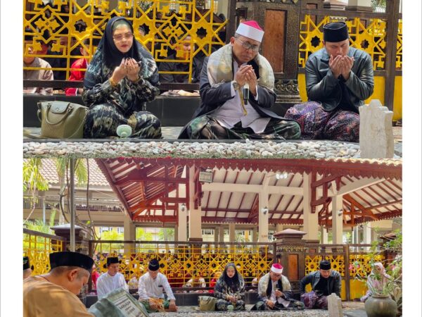 Ziarah Auliya' Jawa Timur-Madura, Gema Tahlil Ribuan Santri Ponpes Fadhlul Fadhlan Penuhi Makam Hadrotus Syekh Hasyim Asyari dan Gus Dur