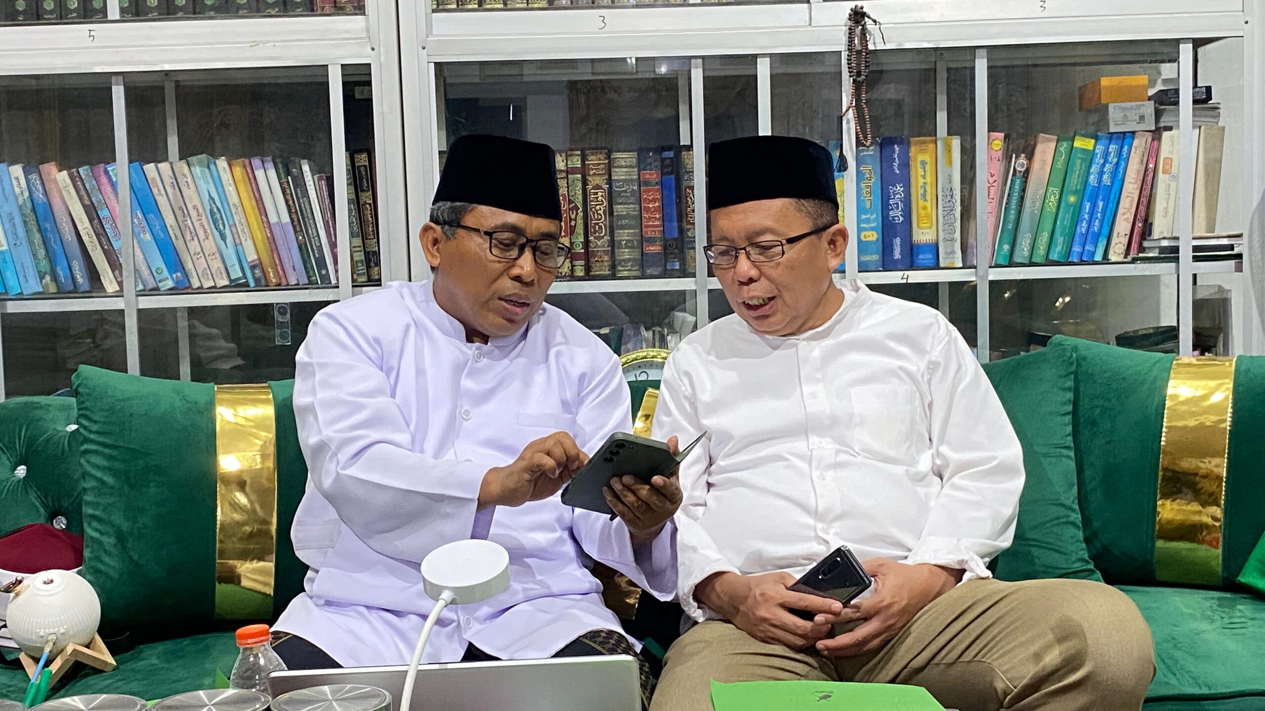 Hakim MK dan Panitera Muda II Sowan Kyai Fadlolan Musyaffa', Ngopi Bareng Melepas Kangen Sambil Ngerumpi UU Cipta Kerja