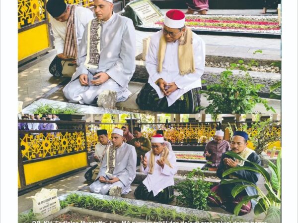 Ziarah Makam Auliya’ 2024 Jateng-Jatim-Madura, Ribuan Santri Ponpes Fadhlul Fadhlan Gemakan Tahlil dan Doa di Makam Hadrotus Syekh Hasyim Asyari dan Gus Dur
