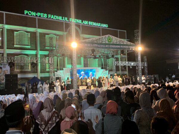 Harlah ke-6 Pondok Pesantren Fadhlul Fadhlan Semarang Dan Haul ke-5 Syaekhona KH Maimoen Zubair, Ribuan Santri Dan Jamaah Lantunkan Maulid & Sholawat*