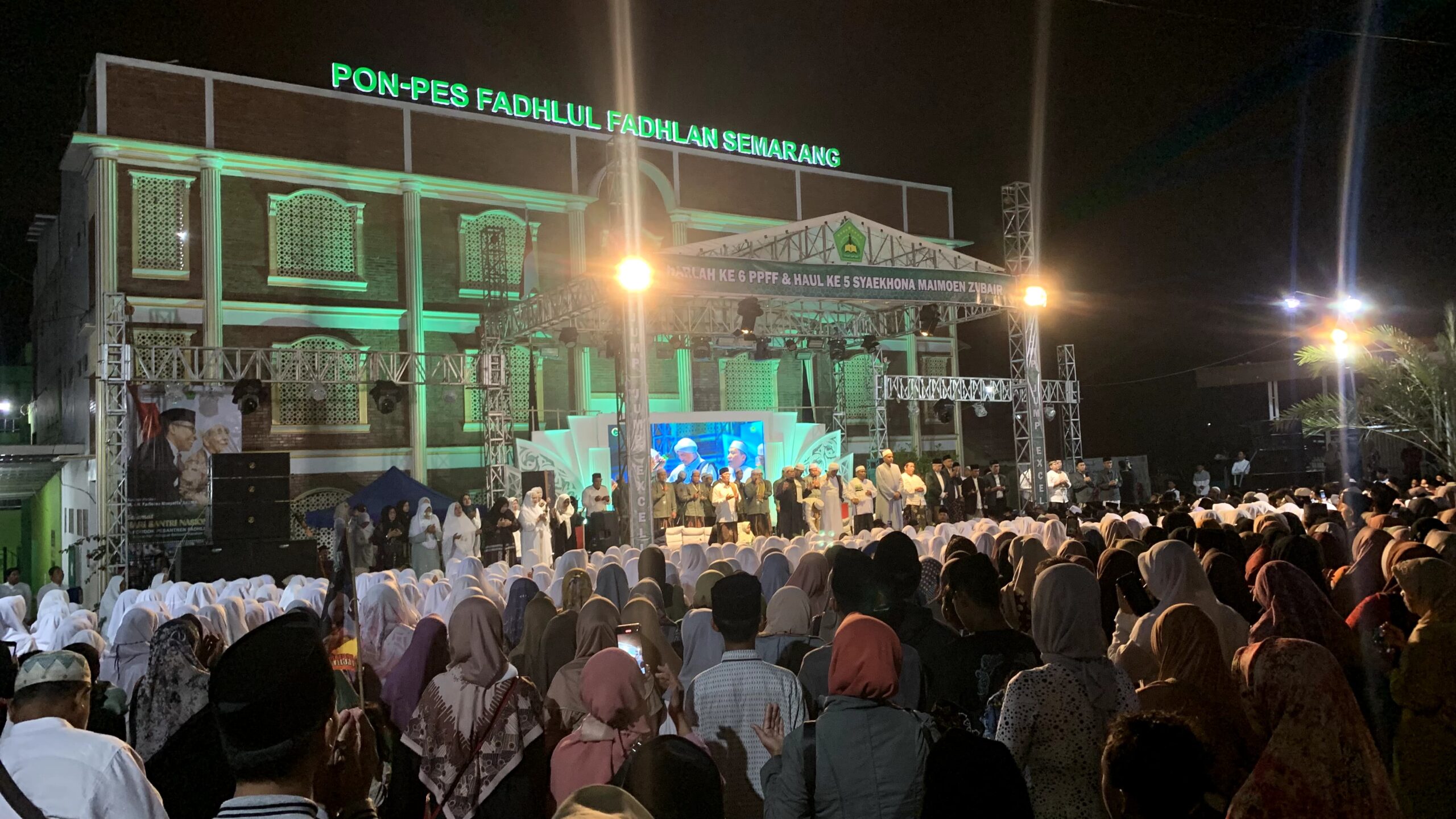 Harlah ke-6 Pondok Pesantren Fadhlul Fadhlan Semarang Dan Haul ke-5 Syaekhona KH Maimoen Zubair, Ribuan Santri Dan Jamaah Lantunkan Maulid & Sholawat*