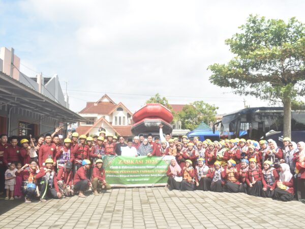 Holiday Semester Gasal, Dewan Guru Madrasah Al-Musyaffa' Adakan Ziarah Auliya Magelang dan Rafting di Sungai Elo