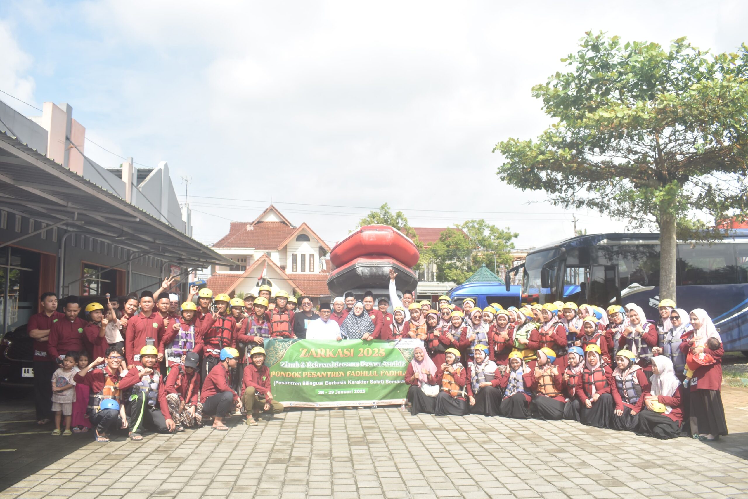 Holiday Semester Gasal, Dewan Guru Madrasah Al-Musyaffa' Adakan Ziarah Auliya Magelang dan Rafting di Sungai Elo